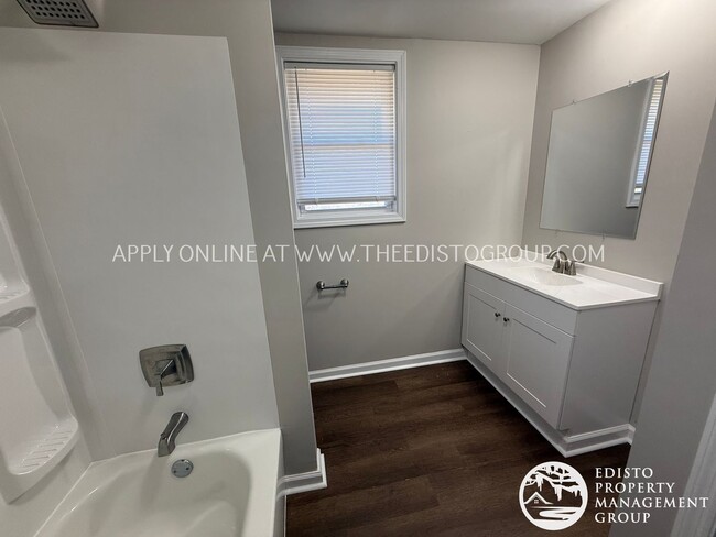 Building Photo - Updated 3BR Home with Large Yard