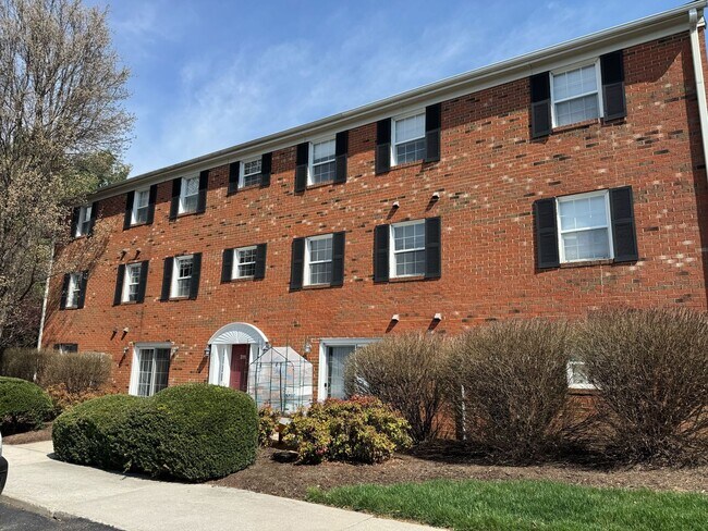 Building Photo - Updated Apartment Near Downtown – Prime Location!