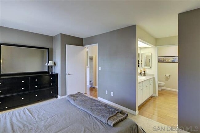 Building Photo - 552 Canyon Dr