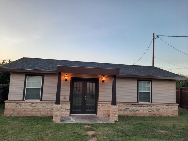 Primary Photo - 1506 Donley St