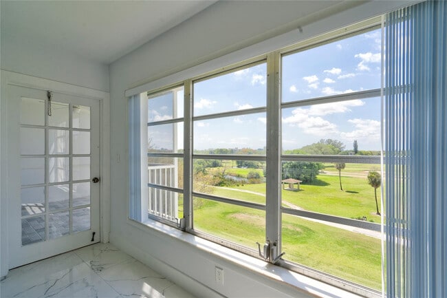 Building Photo - 3050 N Palm Aire Dr