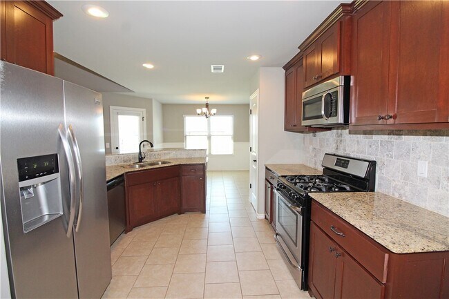 Building Photo - 902 SW Caprington St