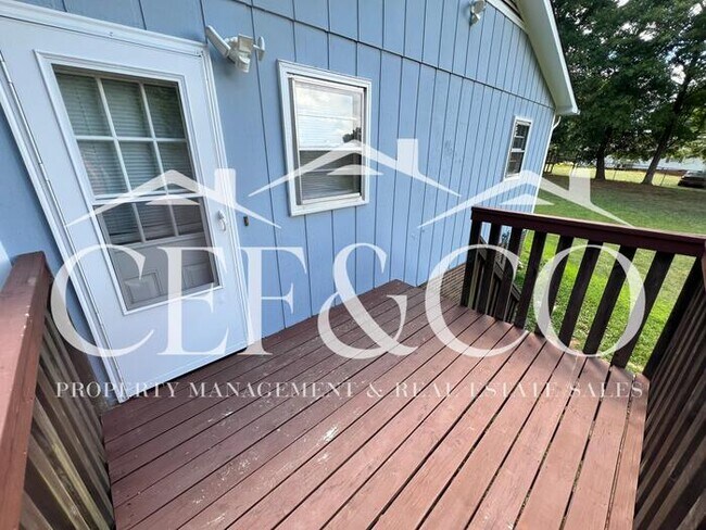 Building Photo - Beautifully maintained 2 bedroom 1.5 bathroom duplex, now available.
