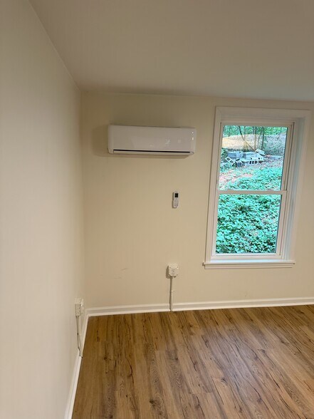 1st Bed room - 405 Atchison Blvd