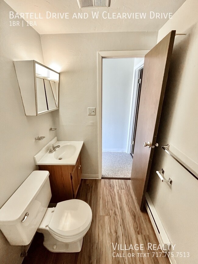 Building Photo - No Steps! Remodeled 1-Bed Convenient to I-...