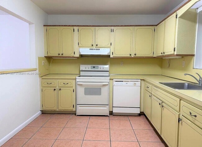 Building Photo - 1630 W 46th St