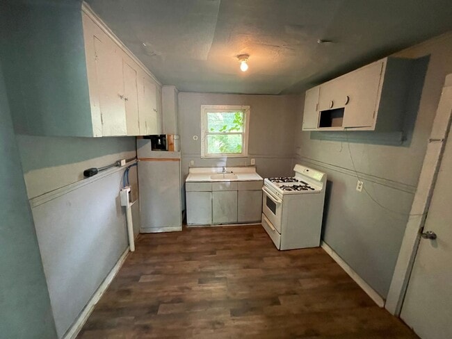 Building Photo - Cute 2 Bedroom House