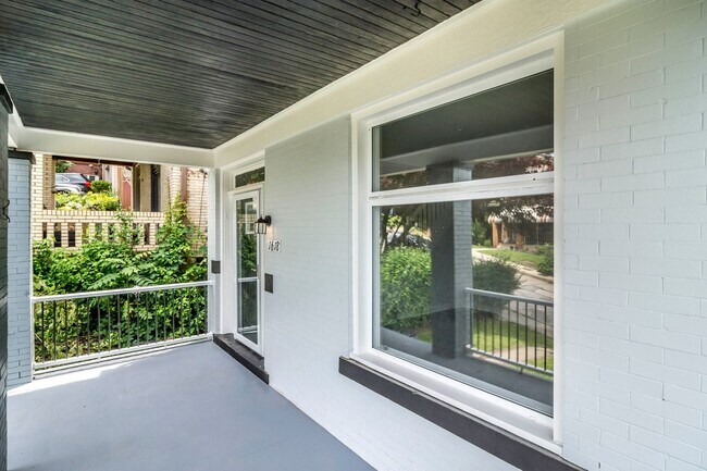 Building Photo - Stunning 4 bedroom home in Beechview available August 1!