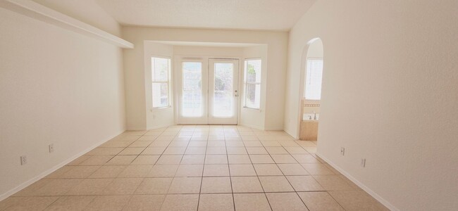 Building Photo - Stunning 4 bedroom, 2.5 bath home in West ...