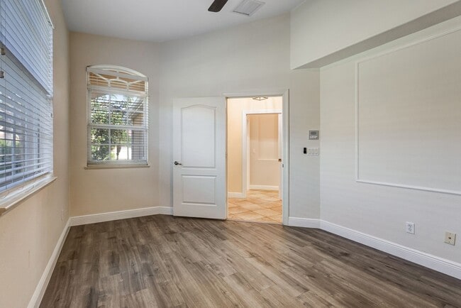 Building Photo - ** TUSCANY COVE ** 2 BED + DEN / 2 BATH / ...