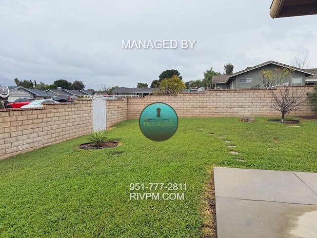 Building Photo - Single story large corner lot home in Jurupa Valley ready for move-in!