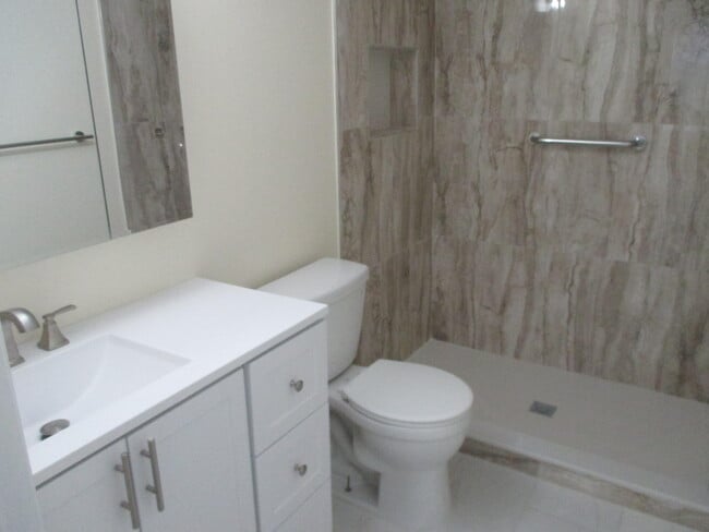 Building Photo - 224 Lake Dora Dr