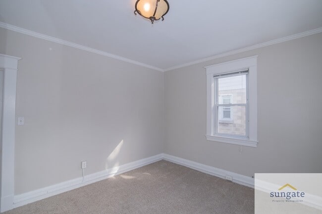 Building Photo - 3043 Pinewood Ave