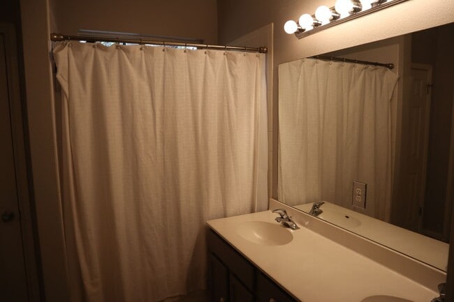 Building Photo - 4 Bed 2.5 Home in San Marcos, TX