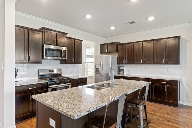 Kitchen - 388 Lakeshore Vlg E
