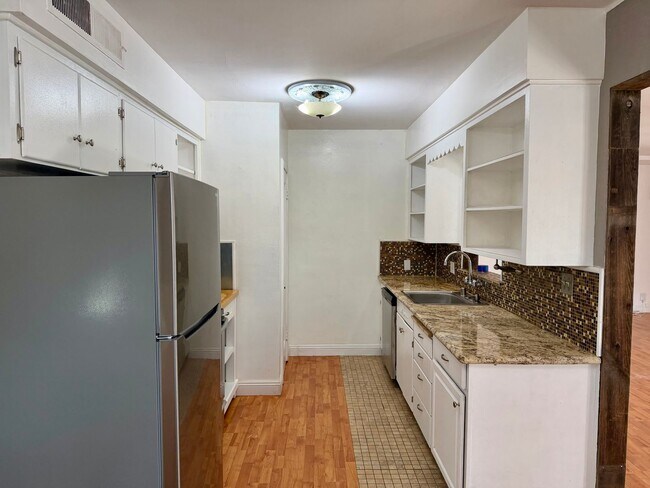 Building Photo - 223 Pollasky Ave