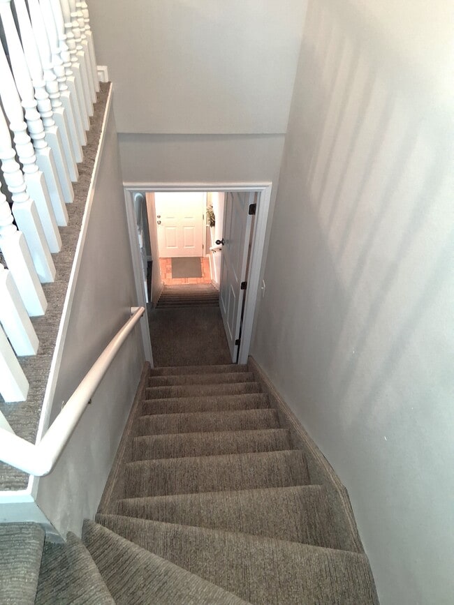 Building Photo - 986 900 E