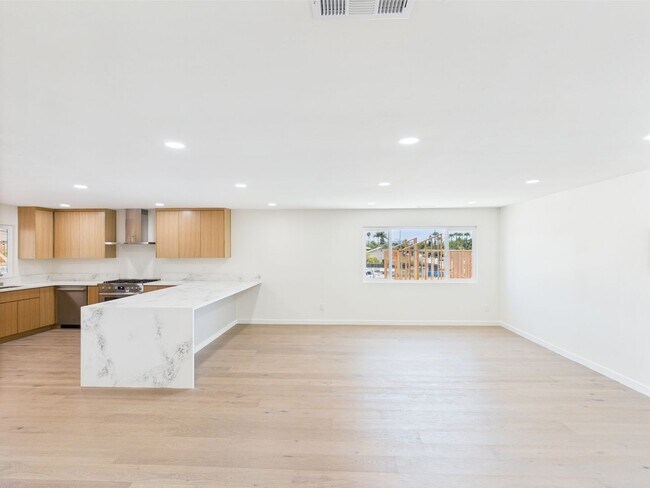 Building Photo - Modern Luxury 3x2 home in the Heart of Vista