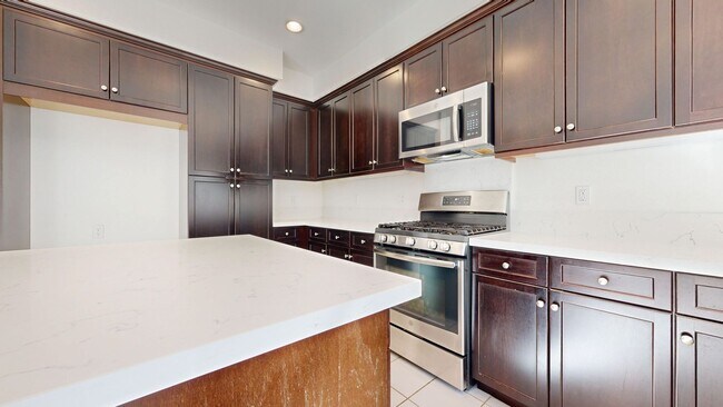 Building Photo - Bright & Beautiful 4 Bedroom 3 Full Bathroom Home!