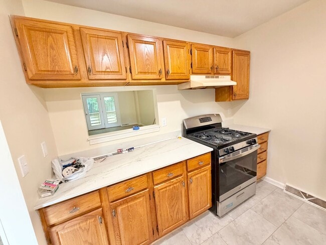 Building Photo - 2 Bedroom (+ Office) Home Burlington Available 8/1