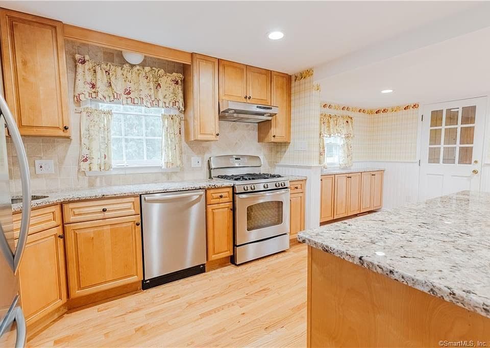 Building Photo - 4 Windsor Rd