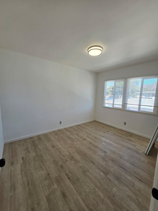 Building Photo - 22 S Dos Caminos Ave