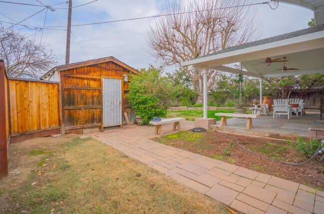 Building Photo - Beautiful Southside Los Banos Rental