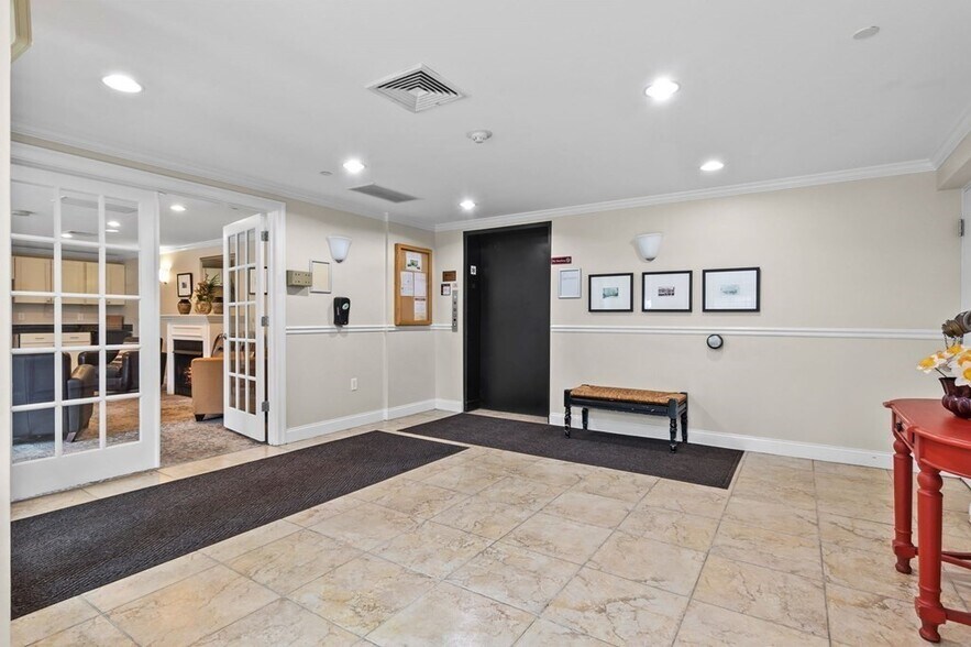 Lobby / Elevator - 10 Crowninshield St