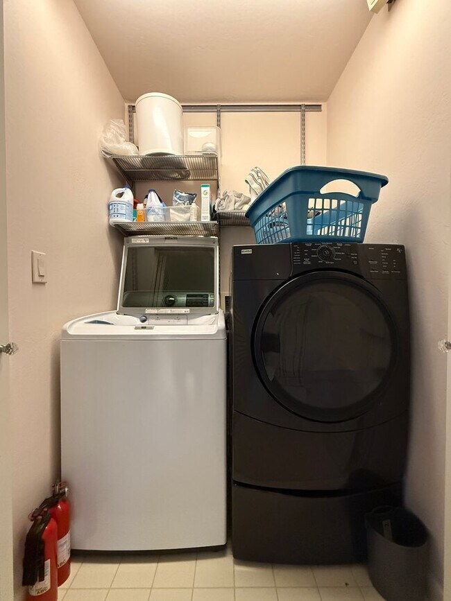Building Photo - 4 bed, 2.5 bath top floor corner unit cond...