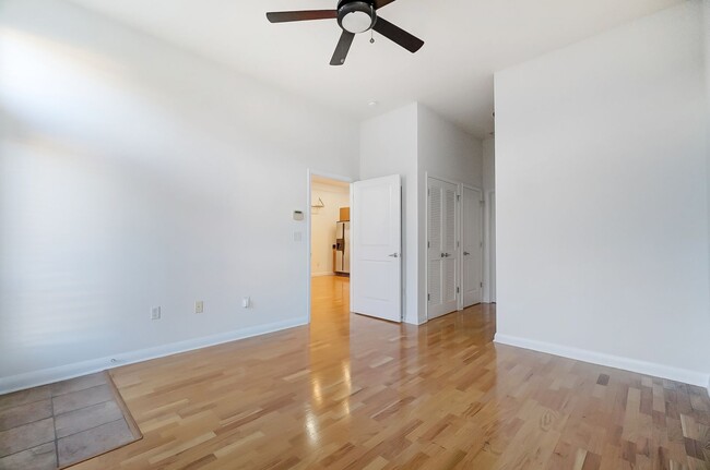 Building Photo - Freshly Painted South End Condo!