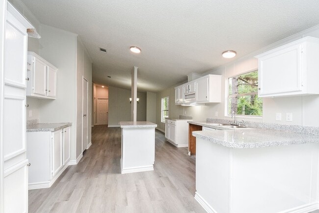 Building Photo - Be part of this cozy community at Roy Harris Loop