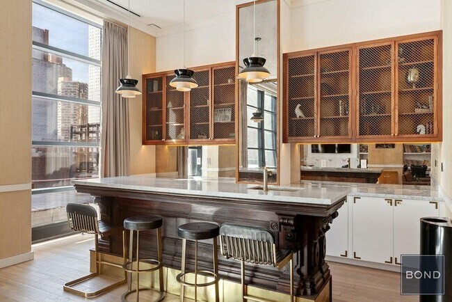 Building Photo - 515 W 38th St