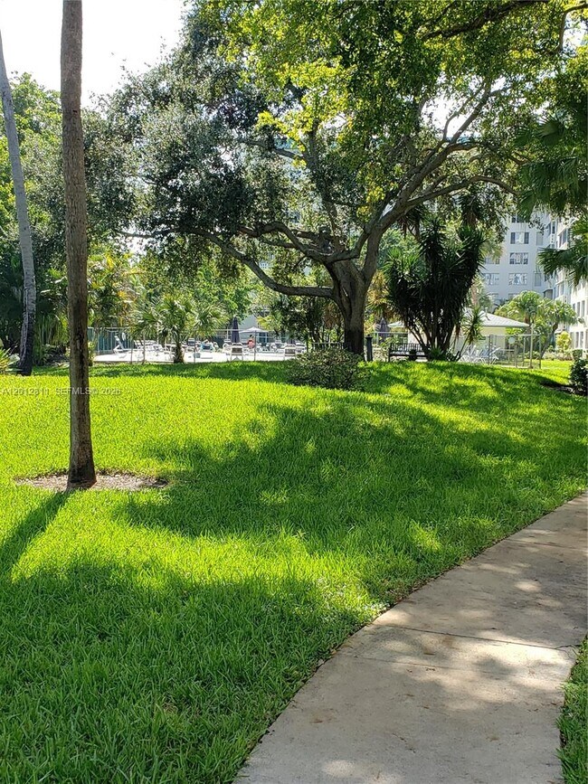 Building Photo - 4200 Hillcrest Dr