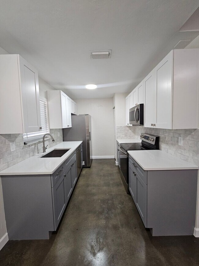 Building Photo - 3/2 Home in Palm Grove