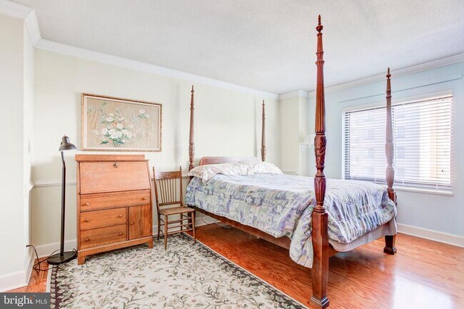 Building Photo - 307 Yoakum Pkwy