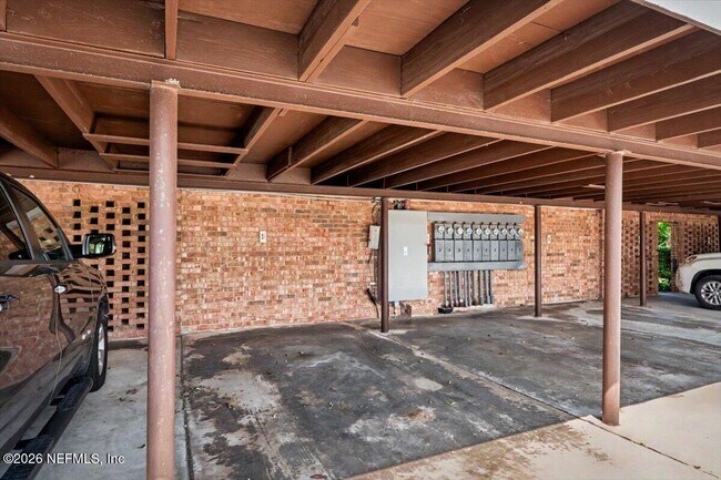 Building Photo - 22 Comares Ave