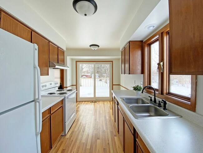 Building Photo - 722 Silver Lake Road NW