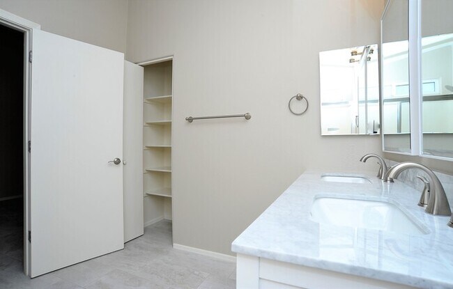 Building Photo - All tile 4 bedroom home in Oro Valley!