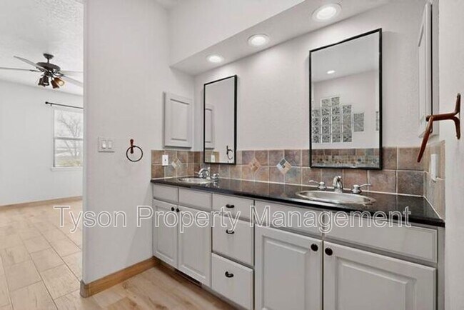 Building Photo - 13413 Summit Hills Pl NE