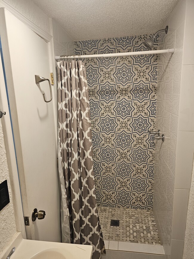 Shower - 504 Cincinnati Ave