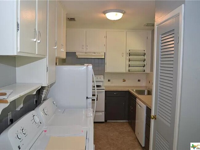 Building Photo - 3 Bed, 1 Bath with Hardwood Floors and Large Fenced Backyard