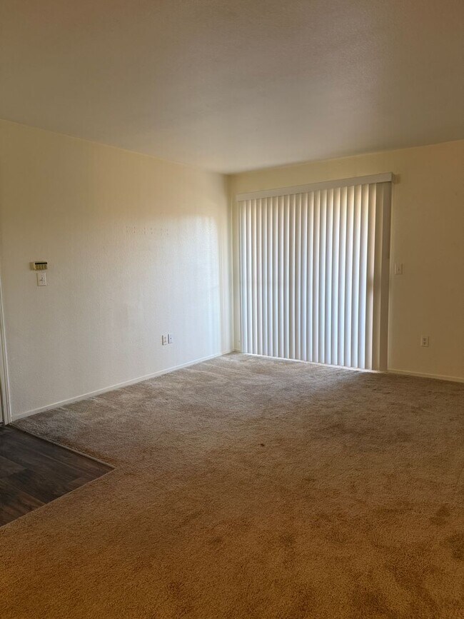 Building Photo - Cute Lower Level Condo