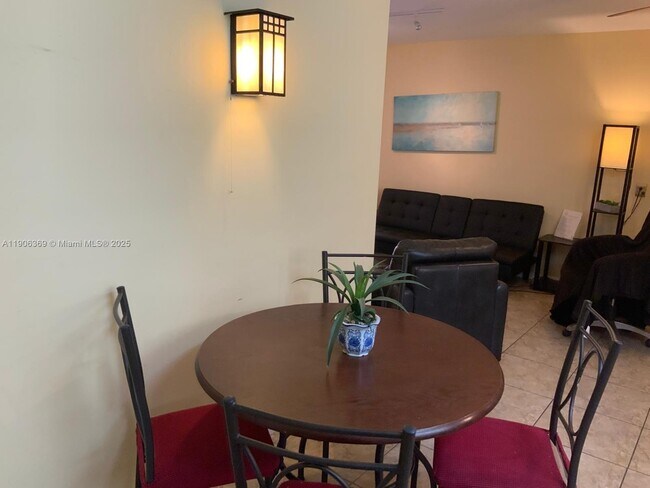 Building Photo - 2618 Lincoln St