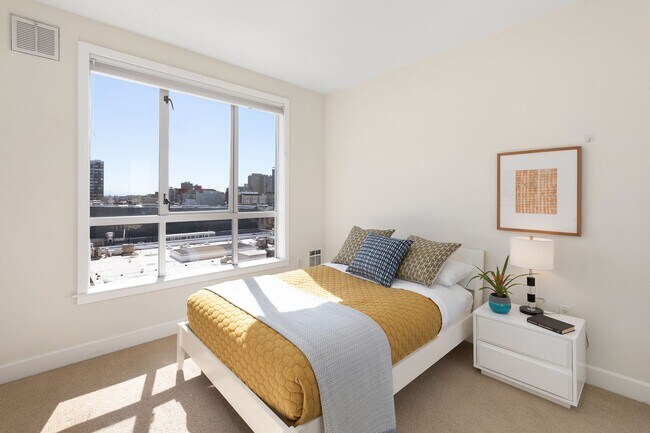 Building Photo - Great natural light in a large condo near ...