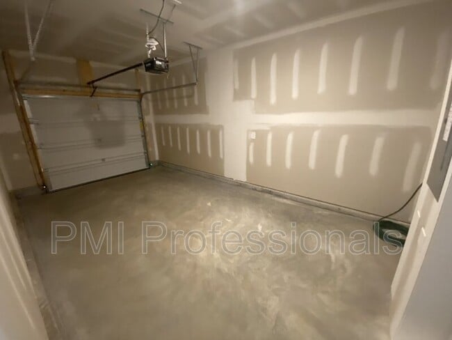 Building Photo - 4140 Feetham Dr