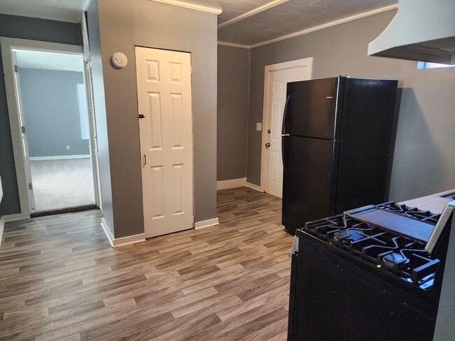 Building Photo - 1- 2 bedroom