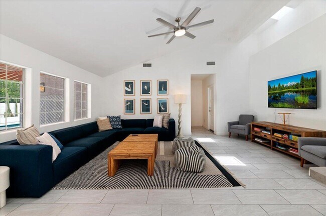 Building Photo - 53245 Avenida Martinez