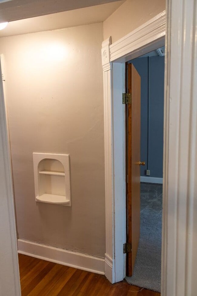 Building Photo - $2,100 | 3 Bedroom, 2 Bathroom House | Pet...