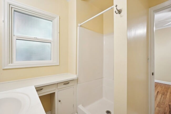 Building Photo - $500.00 off 2nd Months Rent!