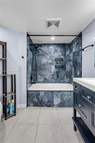 Building Photo - 9421 Fontainebleau Blvd